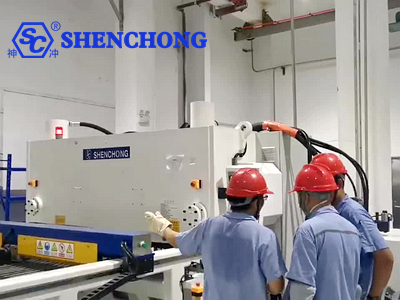 Shenchong engineers debugged a front-feed shearing machine QC11KQ-16x2500MM on site