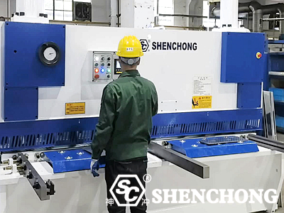 QC11K-12×2500 Hydraulic Guillotine Shearing Machine.jpg